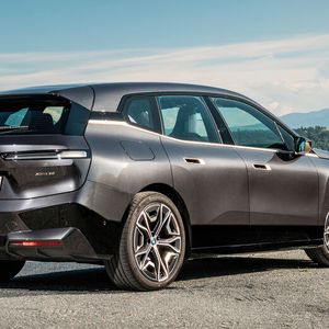 Die zerklüftete Karosse des iX ist mit 4,95 Meter Länge, 1,97 Meter Breite und 1,70 Meter in der Höhe sehr ausladend dimensioniert.(Bild:  Autoren-Union Mobilität/BMW)