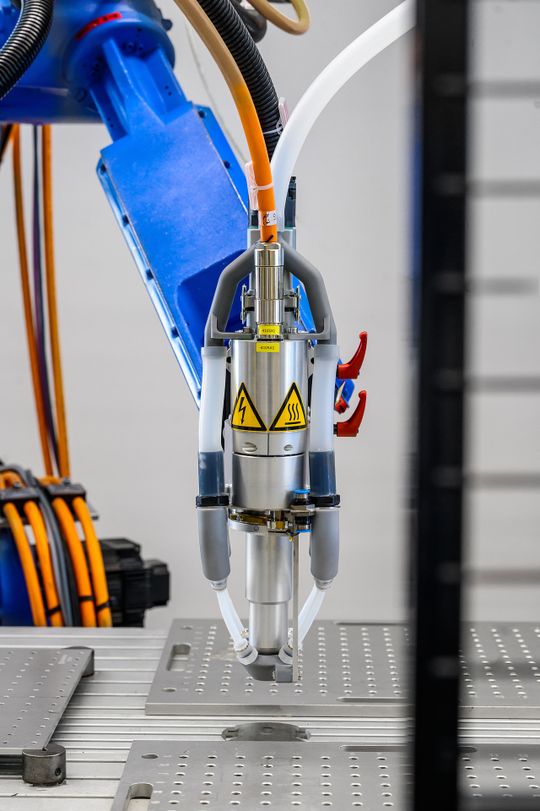 Die rotierende Beschichtungsdüse «RD1004C» trägt funktionale «PlasmaPlus»-Beschichtungen mit einer Behandlungsbreite von 40 mm inline auf.(Bild:  Plasmatreat GmbH)