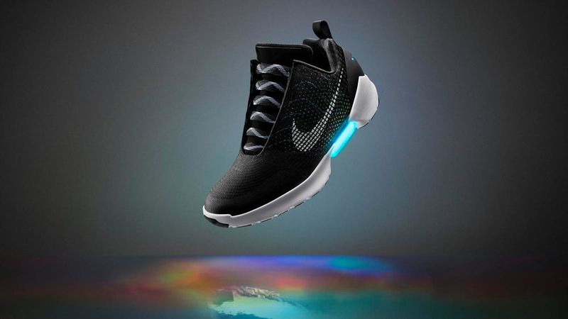 Das Vorgängermodell ist der Hyperadapt 1.0, der zwar schon automatisch die Schnürsenkel schloss, sich aber noch nicht mit dem Smartphone verbinden ließ. Dafür kostete der Schuh happige 700 Dollar. (Nike)