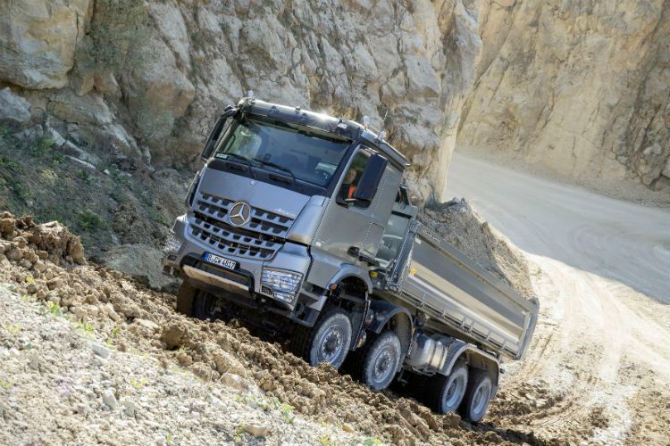 Der Arocs ist die spezialisierte Lkw-Baureihe für den Bauverkehr bei Mercedes-Benz. (Foto: Daimler)