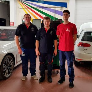 Bundestrainer Pkw Jörg Stotz (l.) bereitet Manuel Schmied auf die Europameisterschaften vor.(Bild:  Werth – Worldskills Germany)