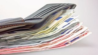 Wenn Kunden im Autohaus bar zahlen, ist das nicht unbedingt ungewöhnlich, – wenn dies aber in kleinen Scheinen erfolgt, sollten Verkäufer nachfragen. (Bild: gemeinfrei)