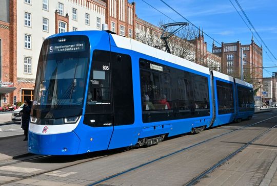Auch Rostock bekommt seine „TINA“. Damit ist die RSAG der vierte Verkehrsbetrieb, der Straßenbahnen dieses Typs in Betrieb genommen hat.(Bild:  Stadler)