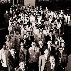 Die ersten 106 Angestellten von Intel im Jahr 1969. Links und rechts vorn die beiden Gründer Robert Noyce und Gordon Moore. Ganz rechts in der zweiten Reihe Andy Grove. Das Bild wurde noch vor dem ersten Intel-Firmengebäude in Mountainview, Kalifornien aufgenommen.(Bild:  Intel)