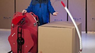 Mit den neuen Umreifungsmaschinen von Ergopack funktioniert das Spannen und Verschweißen des Packbandes nun automatisch mit nur einem Knopfdruck. Bild: Ergopack (Archiv: Vogel Business Media)