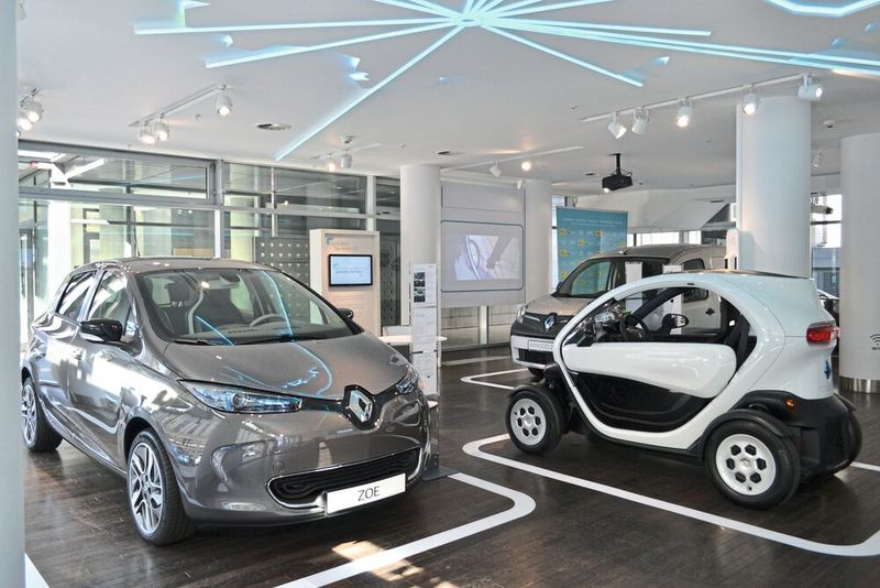 Innen gibt es die Renault-Stromer auf einen Blick: Zoe, Kangoo Z.E. und den Zweisitzer Twizy. (Bild: Hiemann)