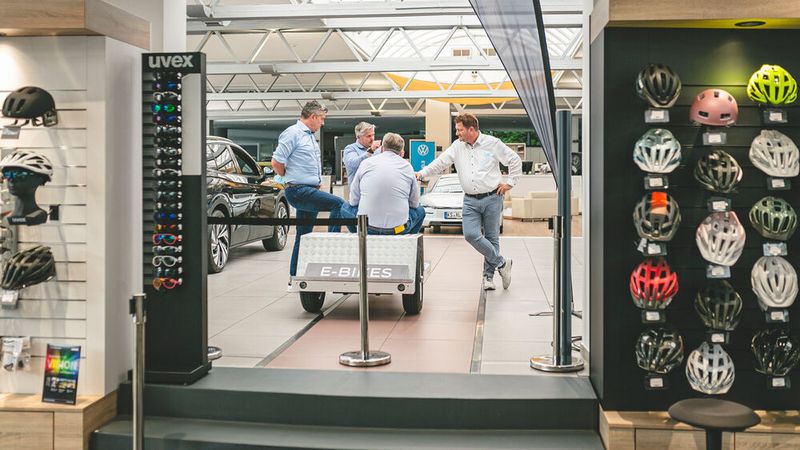 Vom E-Bike-Store gelangen die Kunden direkt ins VW-Autohaus. (Bild: Philip Fuhrmann)