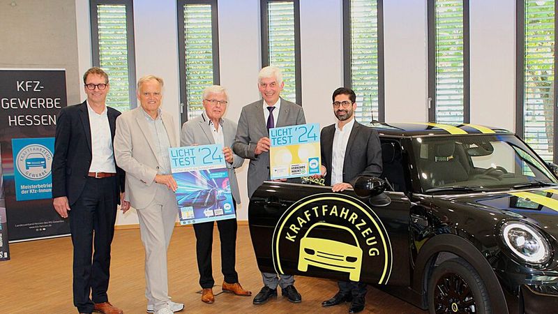 Eröffnung der Licht-Test-Wochen im Haus des hessischen Kfz-Gewerbes in Wiesbaden: (v.l.) Joachim Kuhn, Geschäftsführer Landesverband Hessen des Kfz-Gewerbes, Burkhard Nipper, Vorstand Landesverkehrswacht Hessen, Gerhard Brink, Präsident Landesverkehrswacht Hessen, Michael Kraft, Präsident Landesverband Hessen des Kfz-Gewerbes, und  Kaweh Mansoori, hessischer Minister für Wirtschaft, Energie, Verkehr, Wohnen und ländlicher Raum   (Bild: Kfz-Gewerbe Hessen)