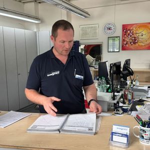 Bei der Werkstattplanung setzt Wagner auf bewährte Methoden: Sein handgeschriebenes Planungsbuch ist täglich im Einsatz. Jeden Abend verteilt er persönlich die Aufträge, tagsüber justiert er stündlich nach.(Bild:  Diehl – VCG)
