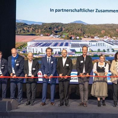 Von links: Christian Walzl (Craiss Austria), Matthias Diehm (Craiss), Pascal Mroncz (Craiss), Matthias Unger (Unger Stahlbau), Dr. Stefan Pieper (Siemens Energy), Christian Anton Oppel (Siemens Energy Austria), Michael Craiss (Craiss), Martin Heinz Kalcher (Siemens Energy Austria), Hagen Temmel (Temmel Immobilien), Bettina Bauernhofer (Bürgermeisterin Weiz), Dr. Claudia Holzer (Landesrätin Steiermark), Barbara Eibinger-Miedl (Staatssekretärin Bundesministerium für Finanzen), Willibald Ehrenhöfer (Landesrat für Wirtschaft, Arbeit, Finanzen, 
Wissenschaft und Forschung). (Bild: Craiss/ Alexandra Luttenberge)