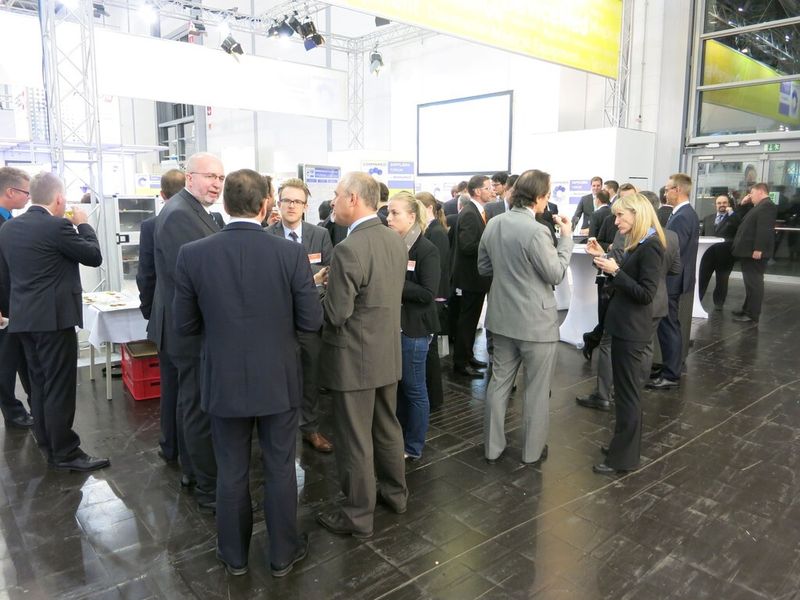 Bei dem sich anschließenden Empfang lassen die Preisträger, Vertreter der Messe Düsseldorf und das Team von Devicemed den ersten Messetag ausklingen. (Bild: Schäfer)