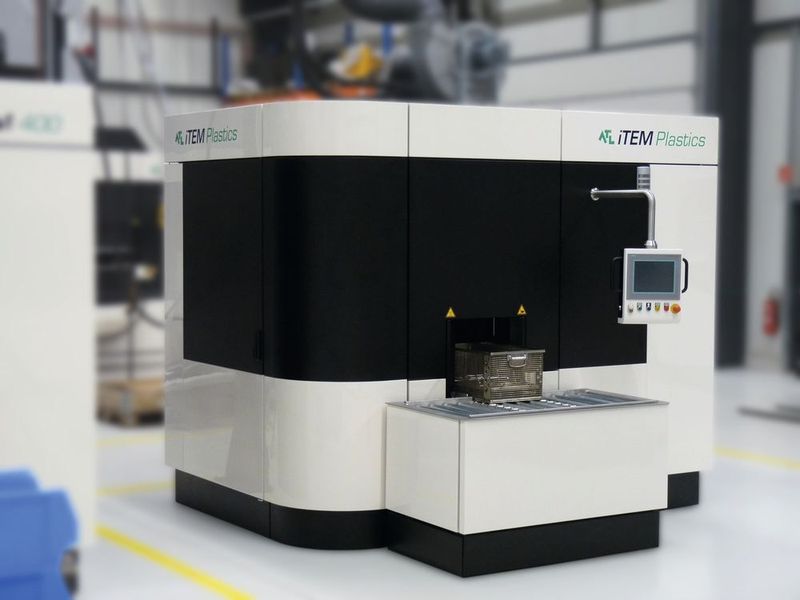 In der speziell für das Entgraten von Kunststoffteilen entwickelten TEM-Anlage ist die Explosionsenergie bei gleichem Fülldruck der Kammer nur etwa halb so stark. Die dadurch schonendere Entgratung erweitert das Spektrum der bearbeitbaren Kunststoffe deutlich.  (ATL)