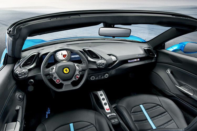 Sitzt wie angegossen: der Pilotenplatz im 488 Spider. (Foto: Ferrari)