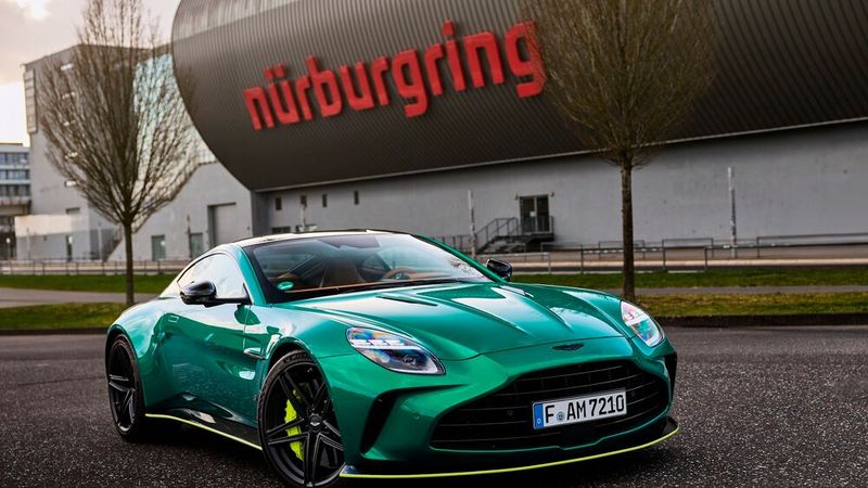 Unter der langen Fronthaube steckt ein äußerst potenter Mercedes-V8. (Bild: Aston Martin)
