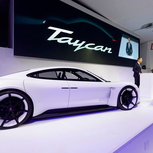 Beim Festakt zu 70 Jahren Sportwagenbau bei Porsche verkündet Vorstandsvorsitzender Oliver Blume den Seriennamen des Mission E, er lautet Taycan.(Bild:  Porsche)