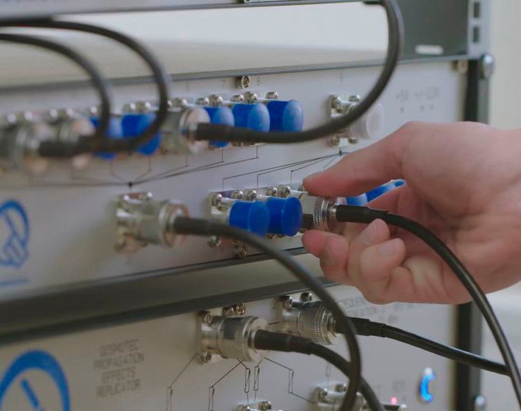 Normalerweise erfolgt die Signalübertragung über die Luft. Beim Prüfstandsaufbau von Qosmotec werden die Signale gezielt über Koaxialkabel zugeführt. (Qosmotec)