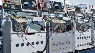 Teststände zur Prüfung elektronischer Baugruppen und Systeme. (Bild: Uwe Noelke)