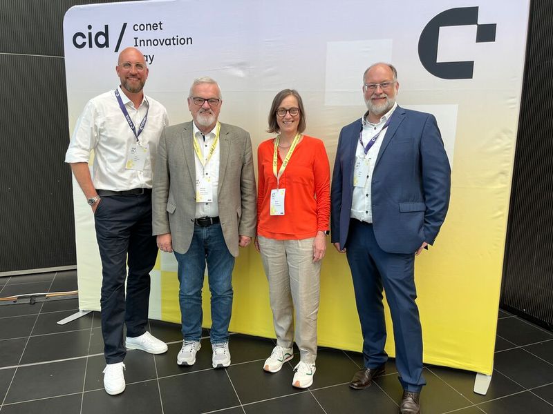Das Presseteam von Conet und Pressevertreter beim Conet Innovation Day: (v. l.) Wilm Tennagel (Conet), Gerhard Heiming (Mittler Report Verlag), Margrit Lingner (IT-BUSINESS) und Simon Vieth (Conet) (Bild: Vogel IT-Medien)