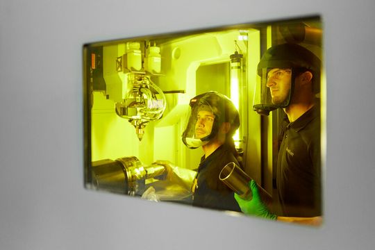 Rasend schnelles Laserauftragschweißen Toolcraft: In einer speziellen Trulaser Cell 3000 von Trumpf steigert der integrierte EHLA-Arbeitskopf des Fraunhofer-ILT die bisherige Auftragsgeschwindigkeit von nur zwei auf mehrere Hundert Meter pro Minute. (Bild:  Fraunhofer-ILT / R. Baumgarten)