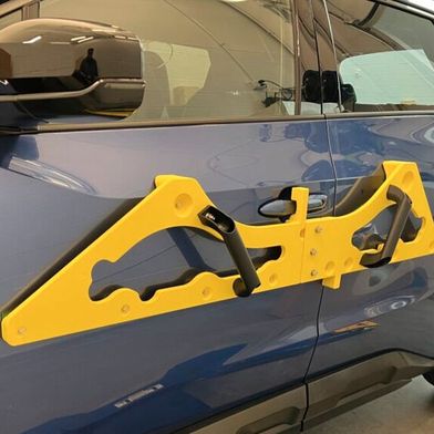 Die gelbe Vorrichtung ist ein Hilfswerkzeug, das Subaru bei der Fahrzeugproduktion braucht. Die Herstellung solcher Werkzeuge kann nun durch die Highspeed-Düse T25 von Stratsys in Kombination mit dem 3D-Drucker F770-3D beschleunigt werden. Hier mehr dazu ... (Bild: Subaru)