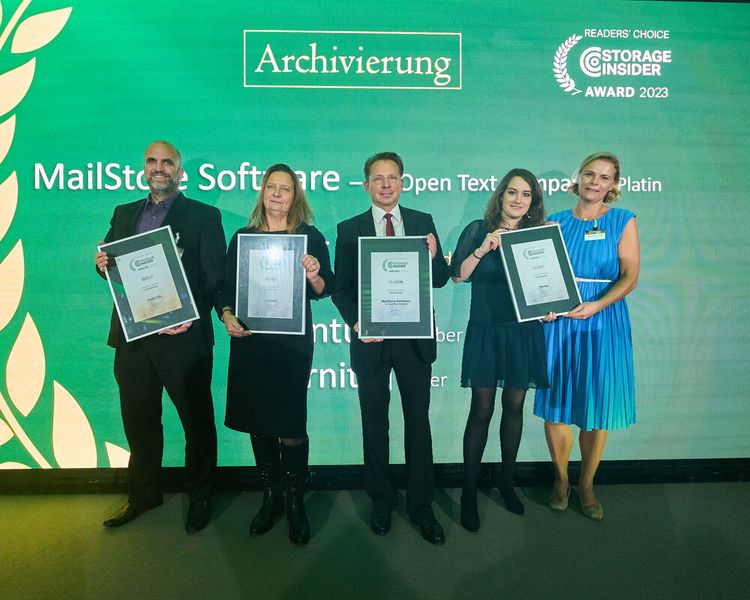 Die erste Storage-Kategorie ist dem Dauerbrenner „Archivierung“ gewidmet, der durch die fortschreitende Digitalisierung im Fokus ist und bleibt. Für ihre Unternehmen nehmen die Auszeichnungen entgegen (von links): Marek Birkenhauer (Fast LTA, Gold), Ines Wolf (Quantum, Silber), Norbert Neudeck (MailStore Software, Platin) sowie Michaela Becherer und Kristina Ettrich-Schmitt (iTernity, Silber). (Bild: krassevideos.de / VIT)