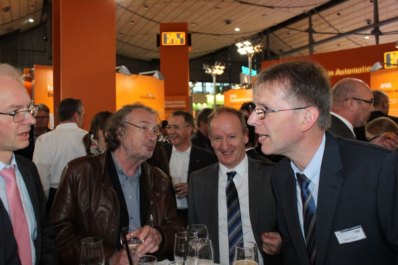 Am Dienstagabend wurde bei der Vogel Business Media am Messe-Stand in Halle 9 traditionell auf eine erfolgreiche Hannover Messe 2014 angestoßen. Gute Gespräche und Live-Musik von der Band „Famos“ sorgten bei den zahlreichen Standpartygästen für eine ausgelassene Stimmung. (Siegl/Vogel Business Media)