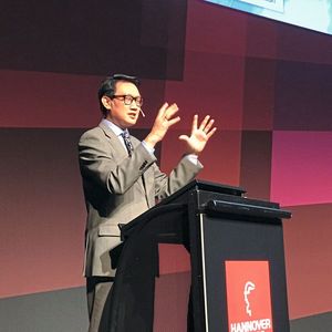 Arif Havas Oegroseno, Botschafter der Republik Indonesien, erklärt die Strategie Indonesien 4.0. 