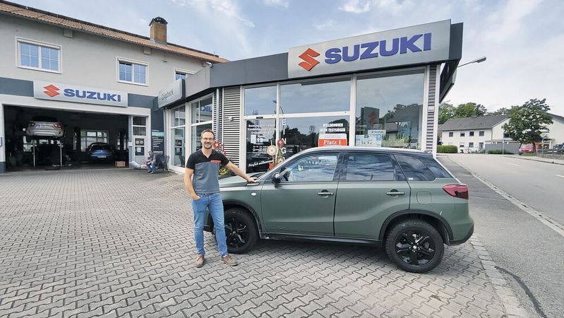 Roman Griesbeck mit der Griesbeck Hunter Edition. Die selbst umgebauten Suzuki Vitaras sind deutschlandweit gefragt. (Bild:  Autohaus Griesbeck)