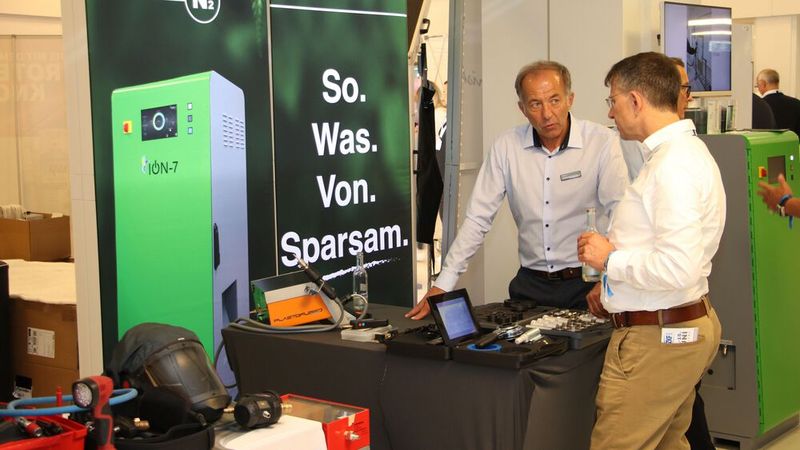 Bei KARMATEC beriet Geschäftsführer Franz Schnitzhofer (links) die Kunden zu seinen neuen Produkten. (Bild: Klasing)