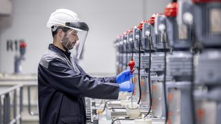 Ein Beschäftigter in der Batterierecyclingfabrik in Kuppenheim entnimmt eine Probe beim hydrometallurgischen Verfahren. (Bild: Mercedes-Benz)