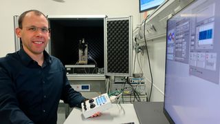 Prof. Dr. Benoit Merle hat mit seinem Team eine intermetallische Phase untersucht, die als Modellmaterial für sogenannte Nickelbasis-Superlegierungen dient. (Bild: Uni Kassel)