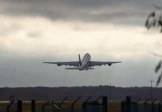 Schmieröl in den heißen Abgasen von Flugzeugturbinen kann Ultrafeinstaubpartikel bilden, sobald sich die Abgase abkühlen. Dies zeigt eine Studie der Goethe-Universität Frankfurt und des Hessischen Landesamts für Naturschutz, Umwelt und Geologie. Schmieröl in den heißen Abgasen von Flugzeugturbinen kann Ultrafeinstaubpartikel bilden, sobald sich die Abgase abkühlen. Dies zeigt eine Studie der Goethe-Universität Frankfurt und des Hessischen Landesamts für Naturschutz, Umwelt und Geologie.