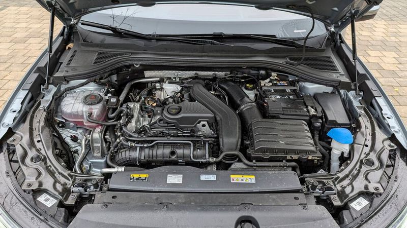 Nicht ganz so riesig ist der Kollege im Motorraum. Ein 1,5-Liter-Ottomotor mit minimaler elektrischer Unterstützung muss reichen und tut das auch. Immerhin spendiert VW nach wie vor laufruhige vier statt rappelige drei Zylinder. (Bild: Rosenow – VCG)