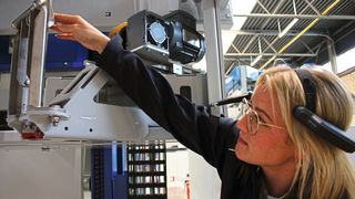 Über die Beumer Smart Glasses werden dem Servicepersonal alle wichtigen Informationen ins Livebild der Gerätekamera eingeblendet. (Beumer)