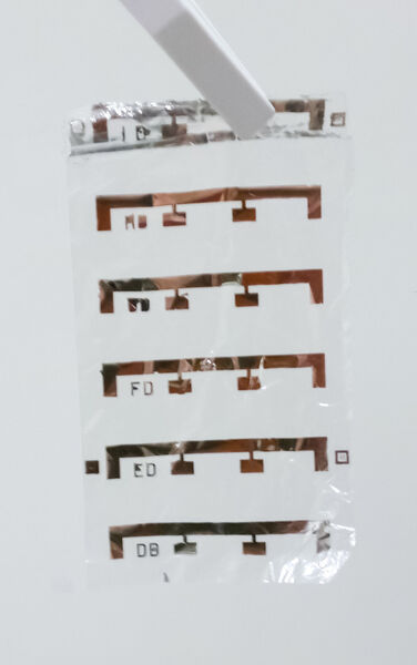 Freistehende Anordnung von fünf magneto-sensorischen Elementen auf einer PET Folie von anderthalb Mikrometern Dicke. (Bild: IFW Dresden)