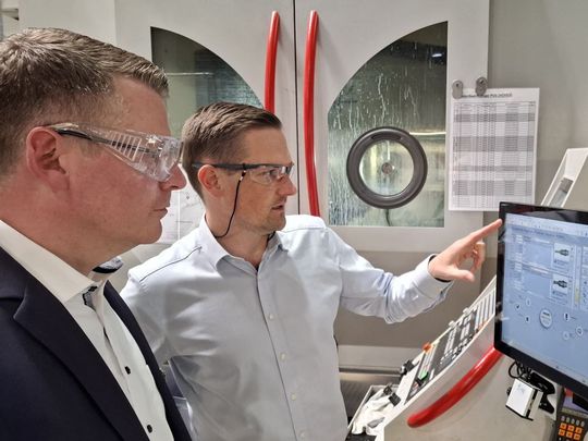 Matthias Heydorn (r.), Leiter Costing & CAD/CAM bei Deloro, im fachlichen Austausch mit Area-Manager Peter Schrumpf von Coscom am Infopoint VM.(Bild:  Coscom Computer GmbH)