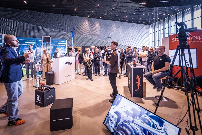 Auch in Kattowitz gab es eine Live-Zone. Hier präsentierten die Aussteller in vier Sessions ihre Anwendungsfälle live in einem eigenen Bereich.  (Bild: Astashow Studio)