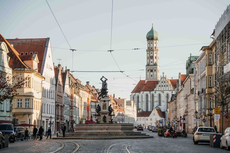 Das Hotel „Maximilian’s“ liegt in der Augsburger Maximilianstraße. Hier der Blick auf den Herkulesbrunnen mit der Stadtpfarrkirche St. Ulrich und Afra im Hintergrund. (Bild: Manuel Emme Fotografie)