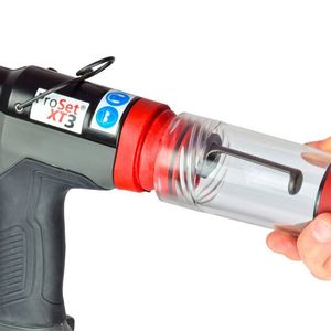 Das transparente Mandrel Collection System (MCS) am hinteren Ende der Proset-Systeme von KVT-Fastening fängt abgerissene Nietdorne auf und lässt sich schnell und einfach lösen, um die Reststücke zu entfernen, wenn das System voll ist.
