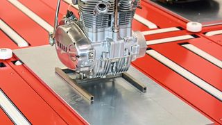 Mit dem Matrix-Sorter können Kleinteile in Behältern und größere Baugruppen wie etwa Motoren bewegt, verteilt, bereitgestellt und zwischengespeichert werden. (Denipro)