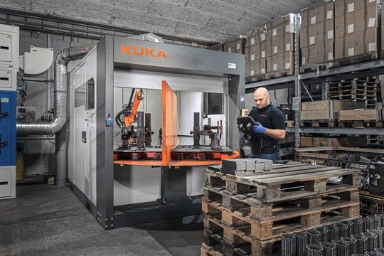 In der gesamten Region sind kaum Schweißer zu finden. Gut, dass Roboter beim Laserschweißen, Rührreibschweißen und Schutzgasschweißen immer besser werden.(Bild:  Kuka)