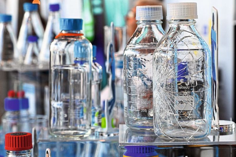 Bei DWK Life Science können die Besucher sich von den auslaufsicheren Laborflaschen überzeugen, die selbst nach einem Bruch noch dicht halten.   Mehr Infos zu den kommenden LAB-SUPPLY-Messen finden Sie auf www.lab-supply.info (Bild: Stefan Stark)