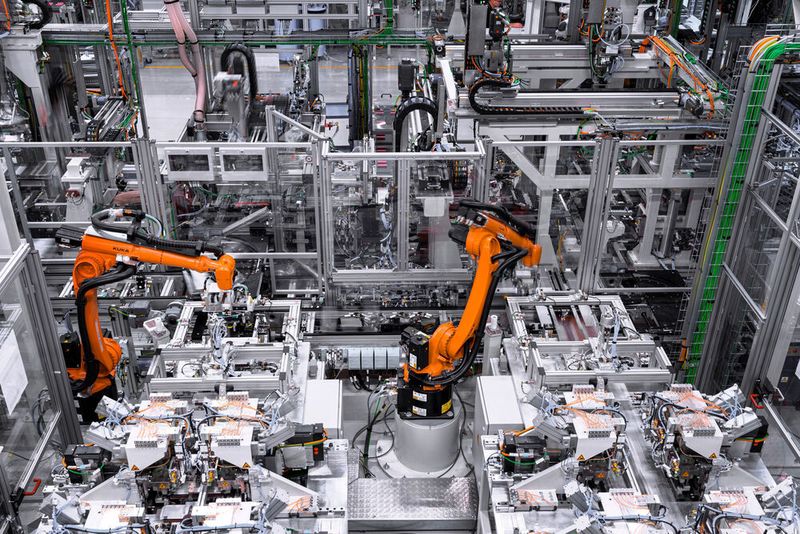 Die lokale Batterieproduktion ist ein zentraler Erfolgsfaktor für die Elektrooffensive von Mercedes-Benz. Systeme von Grob-Werke stellen dafür ein Schlüsselelement dar, sagt der Autobauer. (Mercedes-Benz)