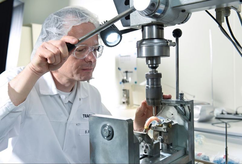 Die Produktion bei Tracoe Medical findet zu einem großen Teil in Handarbeit statt. (Tracoe Medical)