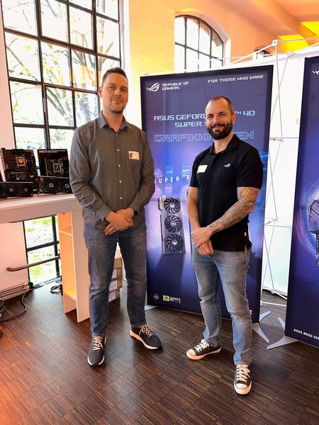 Timo Weidebach (l., AXRO) fragt Miguel Guleiof-Schneeberger (Asus), wie sein Nachname entstanden ist. (Okay, ich war neugierig) (Bild: Vogel IT-Medien)