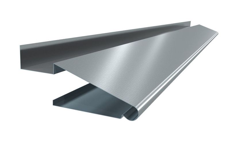 Die Fertigung solcher Dachrandprofile aus Edelstahl, „Bullnose“ genannt, ist anspruchsvoll.  (Bild: Thyssenkrupp)