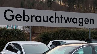 Die Zahl der Pkw-Besitzumschreibungen ist im Juni gegenüber dem Vorjahreswert leicht gesunken. Trotzdem sind die Zahlen auf hohem Niveau. (Bild: Seyerlein/»kfz-betrieb«)