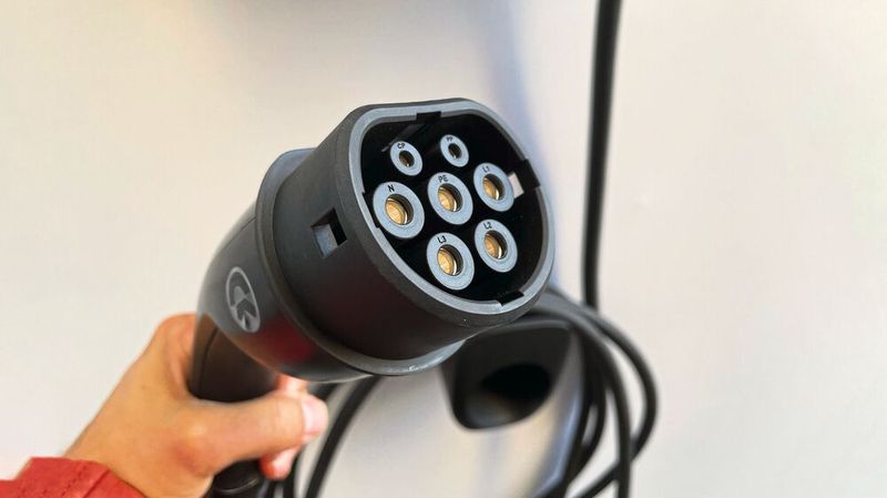 Steigender Strombedarf: Die Zahl der Elektroautos steigt, die Zahl der Föderanträge für die staatliche Kaufzuschüsse ebenso.(Bild:  Grimm – VCG)