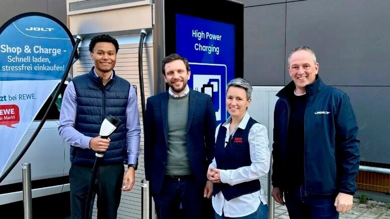 Jolt Energy und Rewe haben in Heidelberg feierlich ihren ersten gemeinsamen High-Power-Charging-Standort in Betrieb genommen.(Bild:  Jolt)