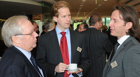 Was sich Herr Wünscher wohl von Thomas Hanswillemenke (Santander Consumer Bank, re.) und Prof. Dr. Klaus-Peter Schütt (li.) wünscht? Wir wissen es nicht. (Archiv: Vogel Business Media)